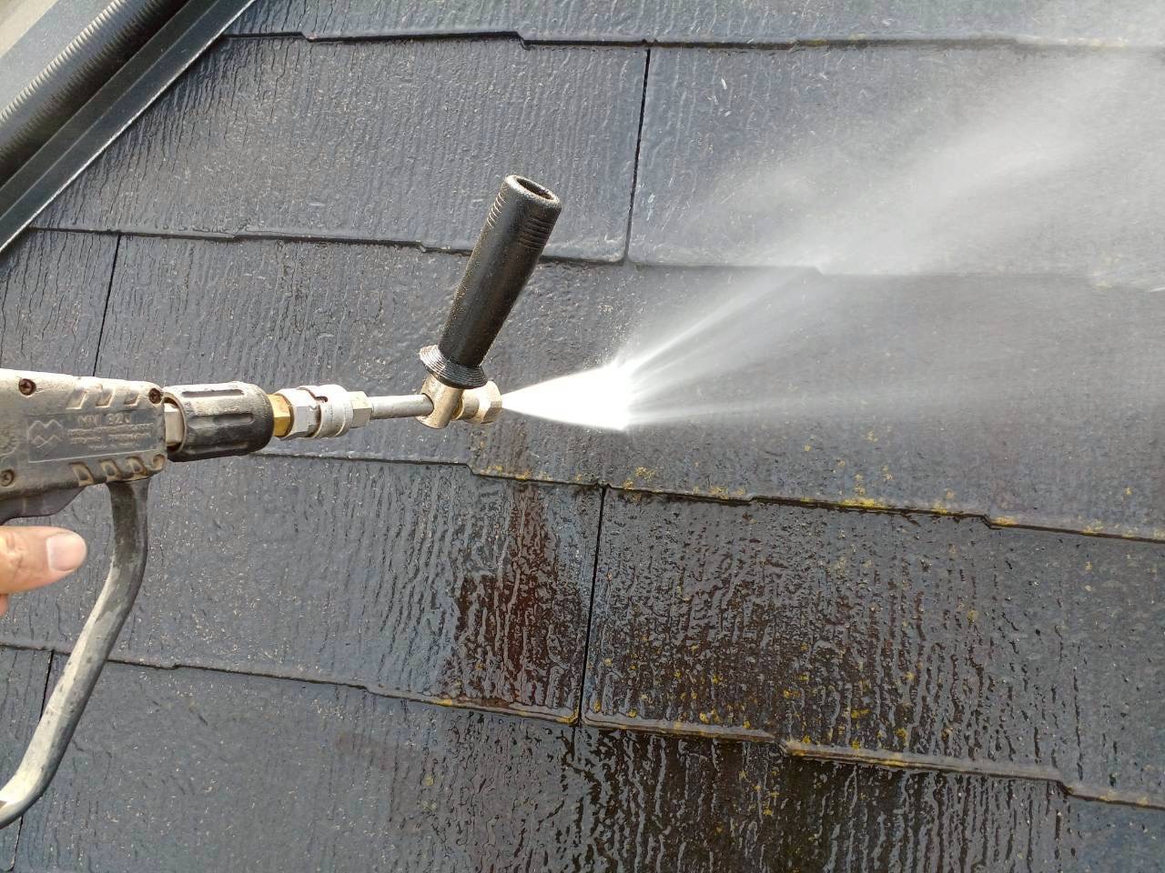 さいたま市中央区で釘の浮いた棟板金の補修とスレート屋根の塗装工事を実施